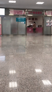周一内涵囧图云飞系列 小姐姐你挤得也太多了吧！
