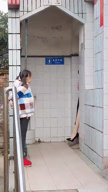 周一内涵囧图云飞系列 小姐姐你挤得也太多了吧！