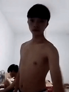 周一内涵囧图云飞系列 小姐姐你挤得也太多了吧！