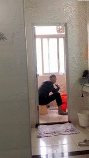 周一内涵囧图云飞系列 小姐姐你挤得也太多了吧！