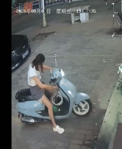 周一内涵囧图云飞系列 裙子都罩不住那点风情了！