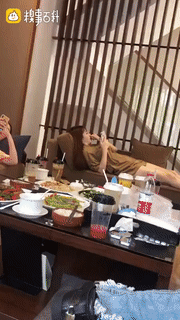 周一内涵囧图云飞系列 妹子看风景不知自己也是风景