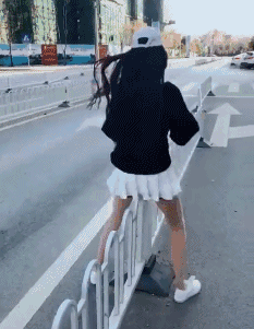 周一内涵囧图云飞系列 妹子看风景不知自己也是风景