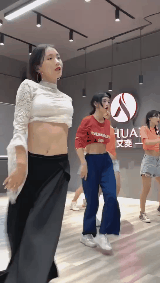 周一内涵囧图云飞系列 妹子看风景不知自己也是风景