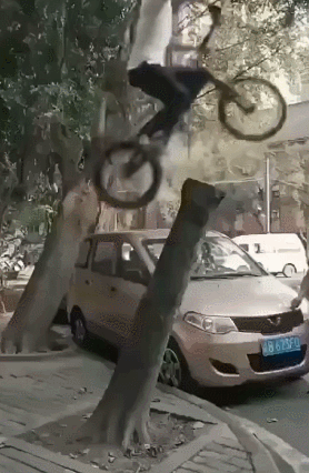 周五福利囧图云飞系列 黑丝妹子跳皮筋真是带劲呀
