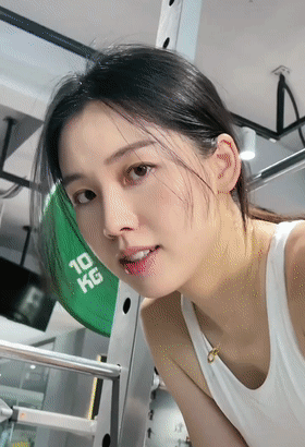 周一内涵囧图云飞系列 妹子的大长腿又白又嫩的！