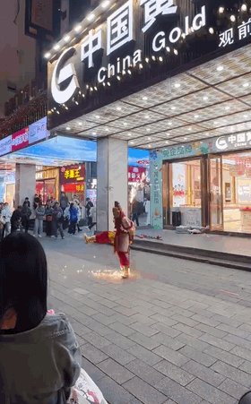 周一内涵囧图云飞系列 妹子的大长腿又白又嫩的！