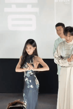周一内涵囧图云飞系列 妹子的大长腿又白又嫩的！