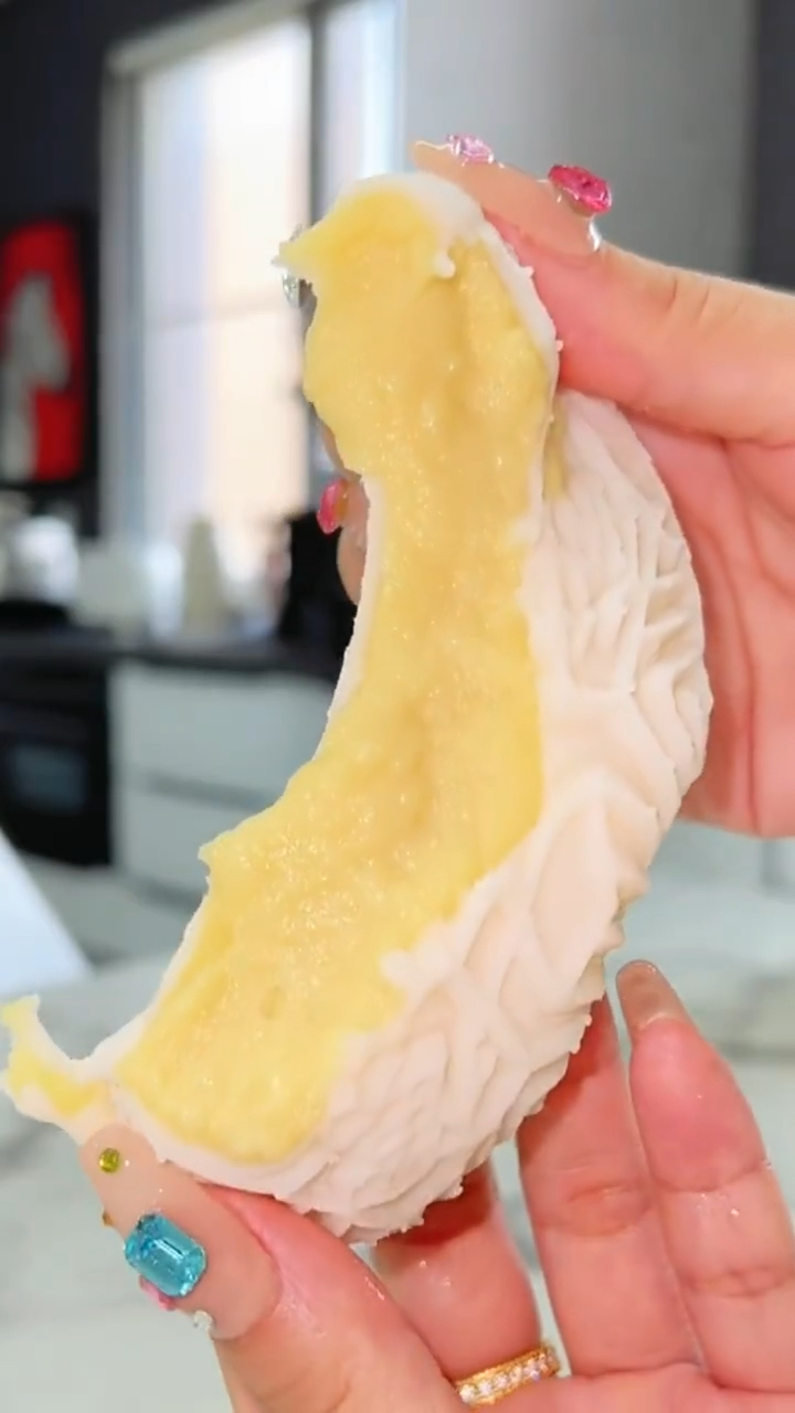 糯软酥甜的冰皮榴莲月饼好吃又可口,你吃过没?