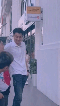 周五福利囧圖云飛系列 美女穿了泳裝為何還穿黑絲