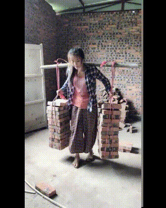 周五福利囧圖云飛系列 美女穿了泳裝為何還穿黑絲