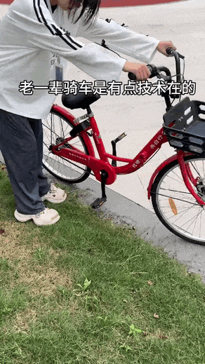 周五福利囧圖云飛系列 美女穿了泳裝為何還穿黑絲