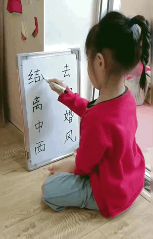周五福利囧圖云飛系列 美女穿了泳裝為何還穿黑絲