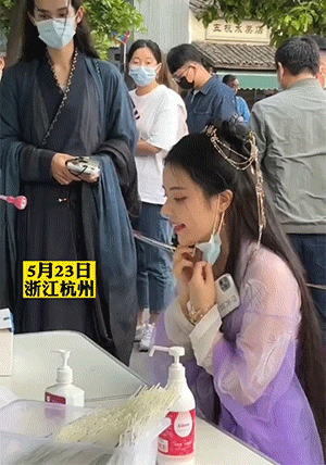 周五福利囧圖云飛系列 美女穿了泳裝為何還穿黑絲