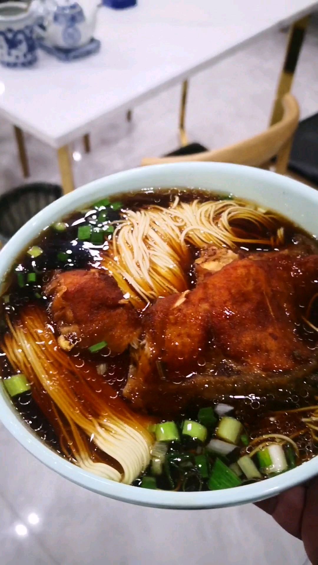 一碗热腾腾香喷喷鲜嘟嘟的红汤爆鱼面,彻底唤醒早晨迟钝的味蕾