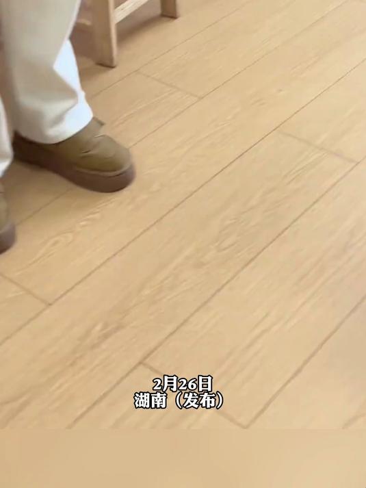 人类幼崽看到老师的鞋子坏了,蹲下仔细查看,网友:鳄鱼牌的鞋子