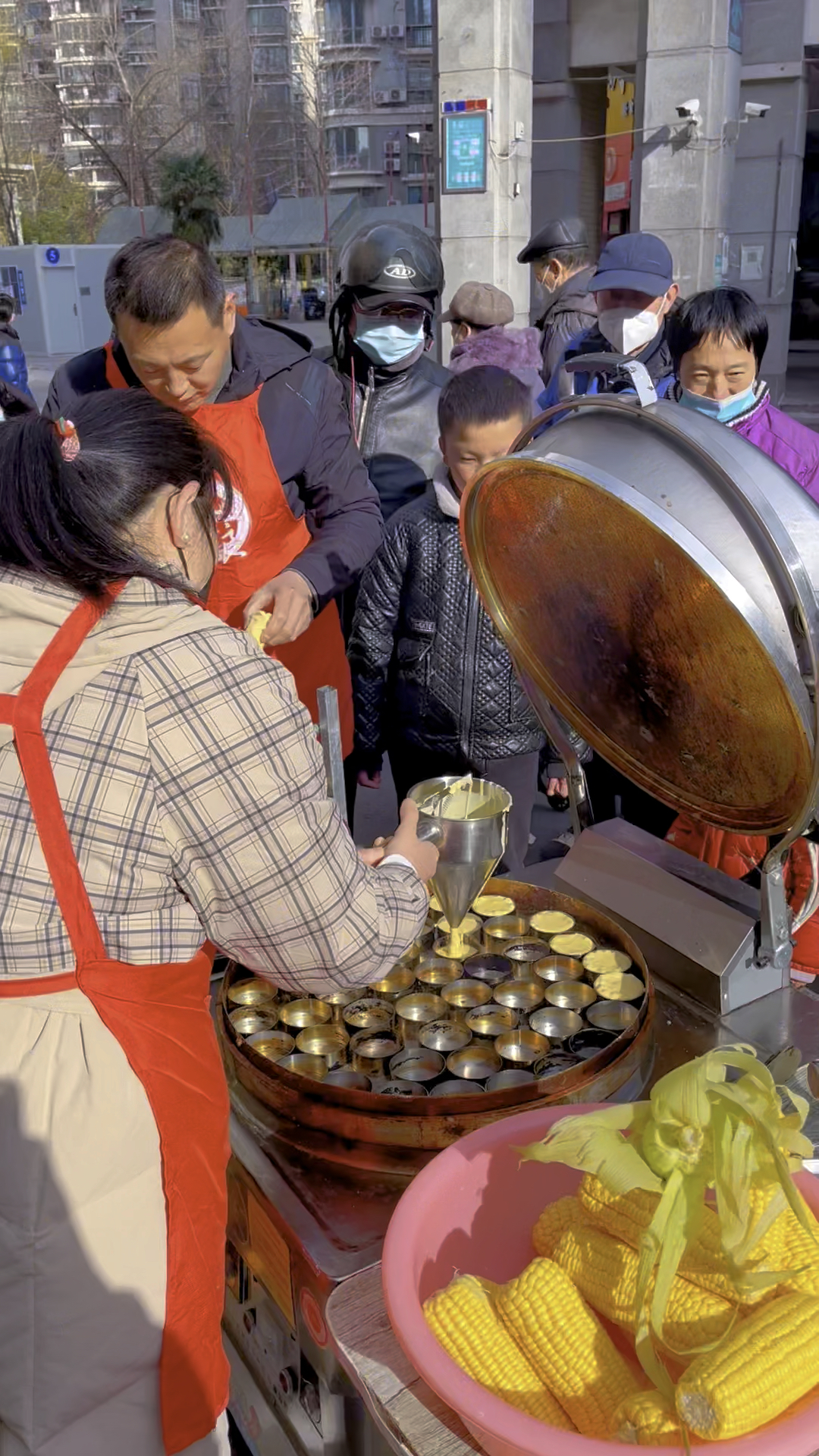 大姐摆摊卖石磨黄金玉米饼,每天2000个不够卖,大姐一个人是咋做的