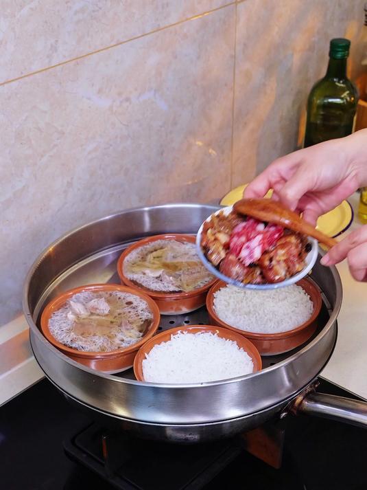 天太热了,在家做这种客家传统“钵仔蒸饭”,营养美味,全家一人一碗,有饭有菜还有土猪肉汤!