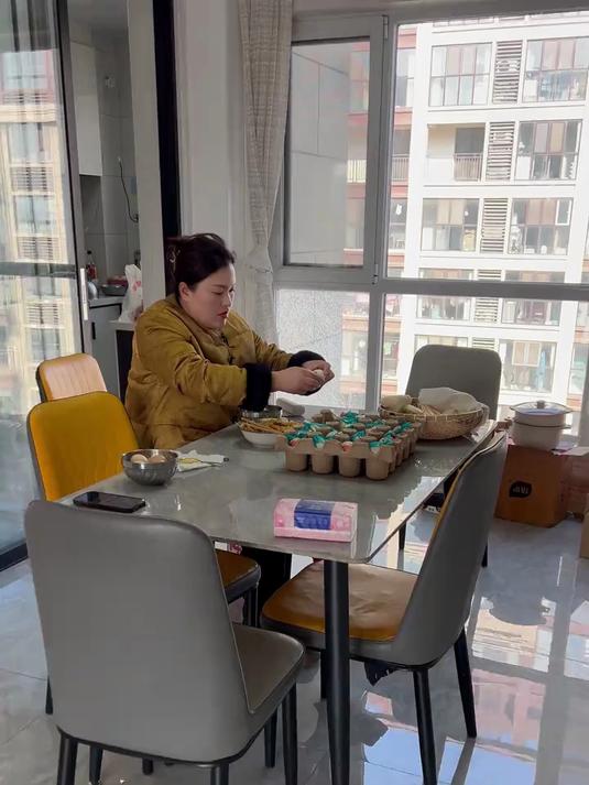 这个咸鸭蛋真是太香了,我一下吃了4个,过年走亲戚就拿他了