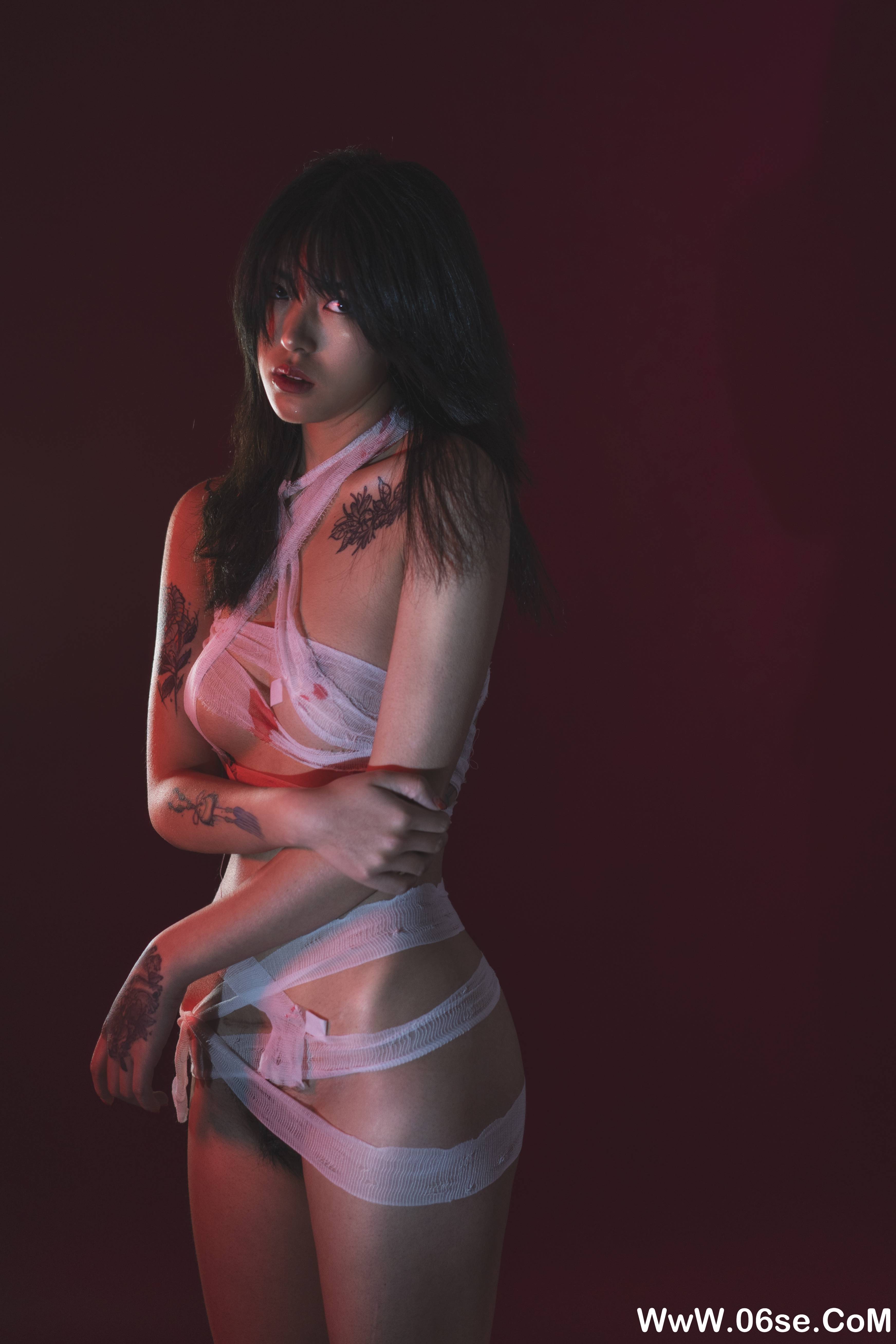 小何同学 – 032 绷带 [14P201M]-六色网