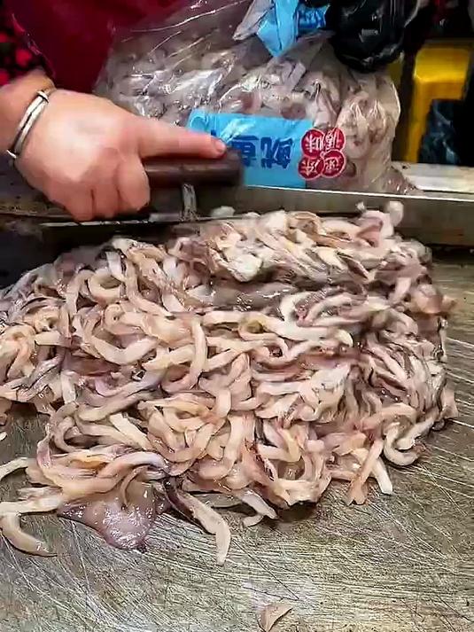 上海街头的鱿鱼炒年糕吃完不够还可以续
