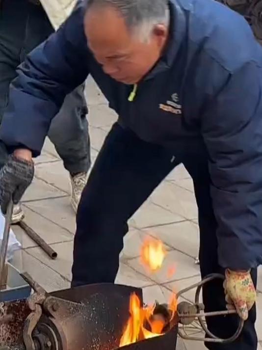 开爆米花机多人扯住袋子，袋子还是“消失”，老爷子：放完去吃吧