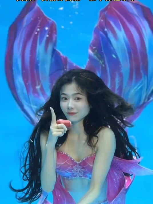 “美人鱼”在水下表演魔术,变出一个苹果后自己吃掉了