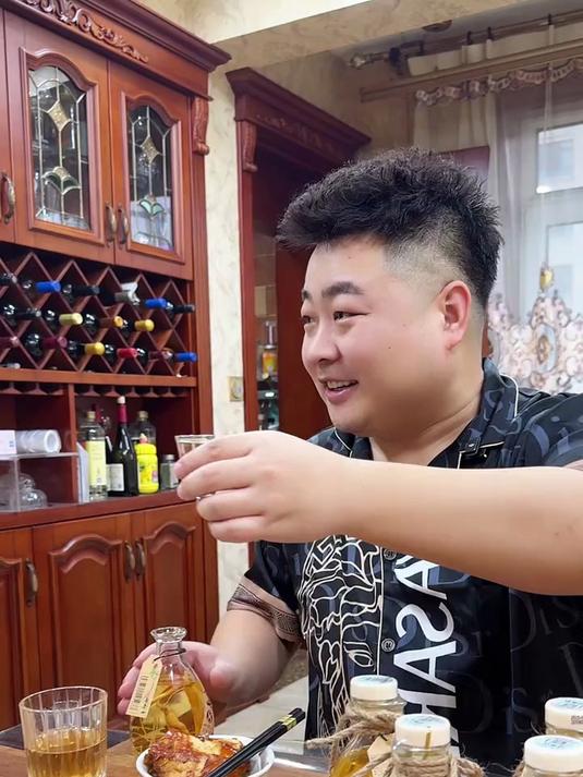 媳妇和张哥一起回来的,还带了朋友在岛上钓的烟管鱼