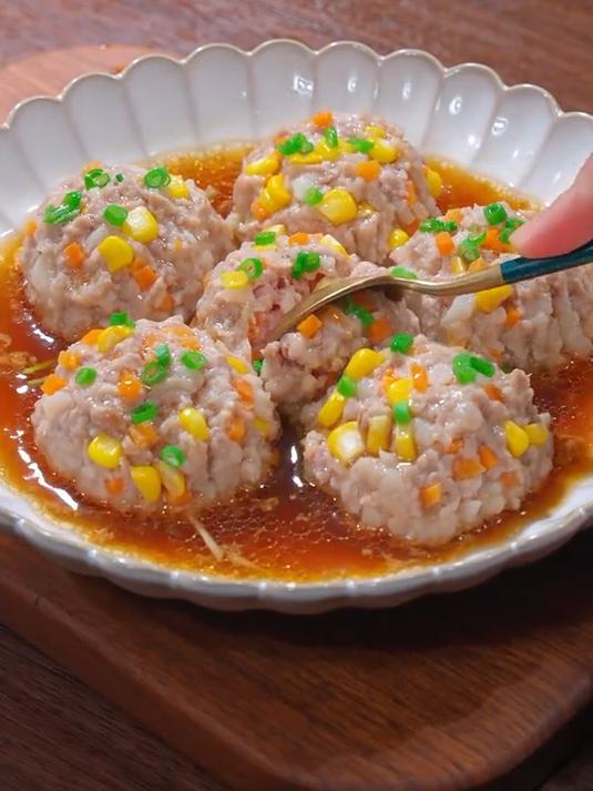 鲜美好吃的玉米蒸肉丸