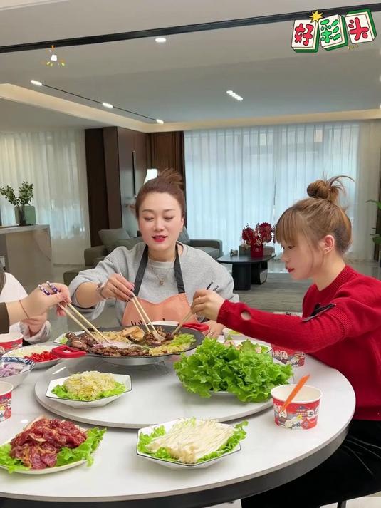 老板说了,这台麦饭石材质的电烤盘,今天一顿午饭钱还给您包邮!