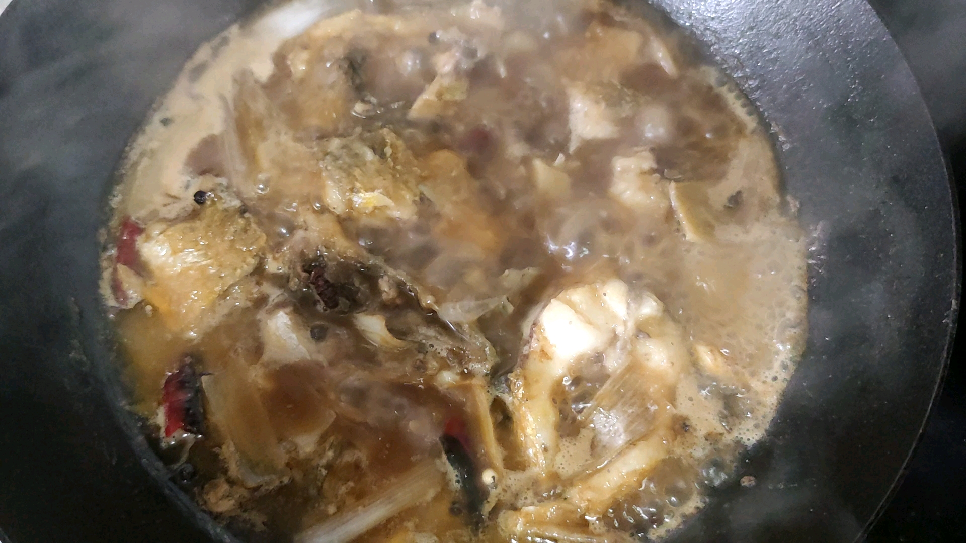 此时正是梭鱼味美时 每年的三月份都是梭鱼大量上市的时节,此时的梭鱼被称为开凌梭,肉质松软细