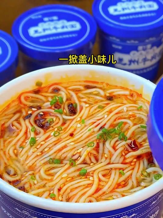 桶装兰州拉面学生党囤货!宿舍开水就能泡,不用煮不用等