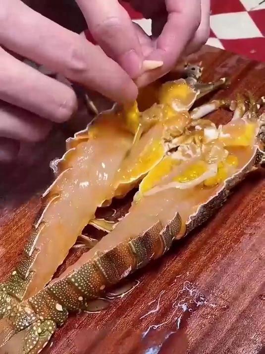小青龙虾配手抓饼！夹着吃，超满足