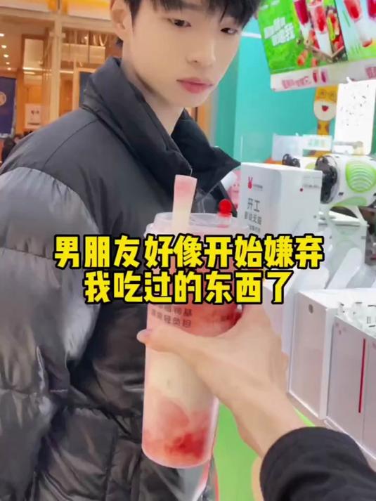 吃薯片不舔手指，喝奶茶不咬吸管是没有灵魂的