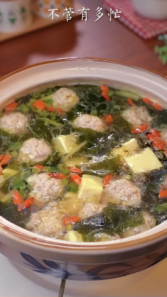 给孩子做最爱吃的肉丸海带汤