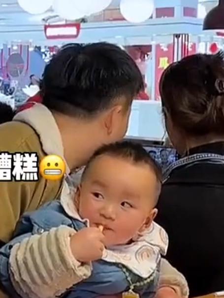 舅舅带娃就跟爸爸带娃一样不靠谱,一个不注意就吃上别人的薯条了,幸好小姐姐不在意