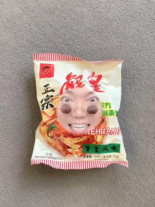 我变成了方便面 被美女吃掉了