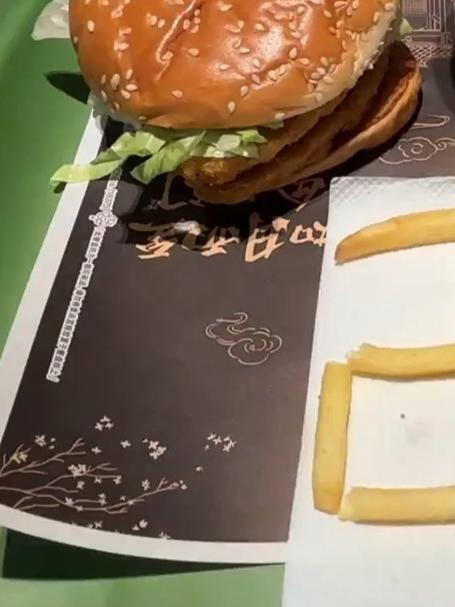 男子二十七岁生日在麦当劳，汉堡蛋糕薯条蜡烛创意满满，网友：城里人就是不一样