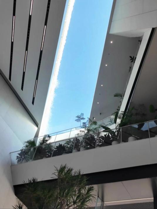 屋顶空中鱼池,这设计也太哇塞了