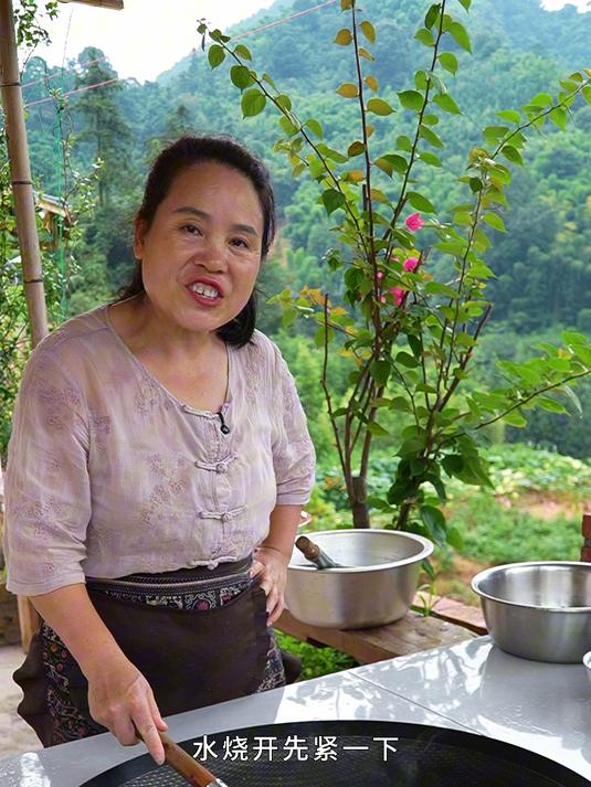 用儿子提的猪脚做一道暖心“豌豆蹄花汤”爸妈喝了都只夸香!