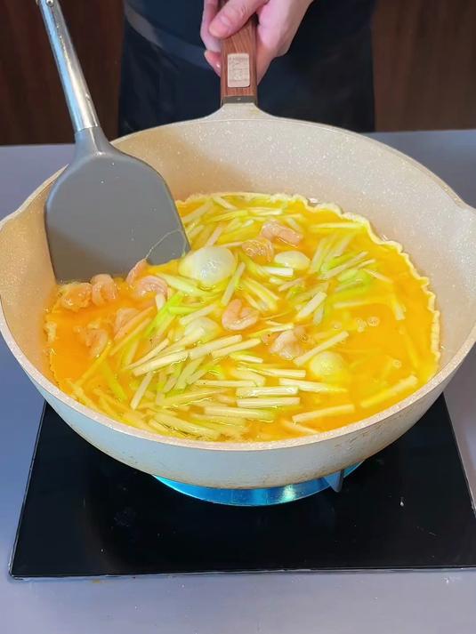 韭黄虾仁炒滑蛋到底要炒几成熟才是标准的呢？看看广州酒家的做法