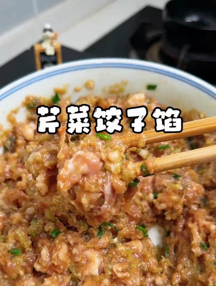 调芹菜猪肉饺子馅,最忌先放调料,多加一步鲜嫩多汁不出水好吃
