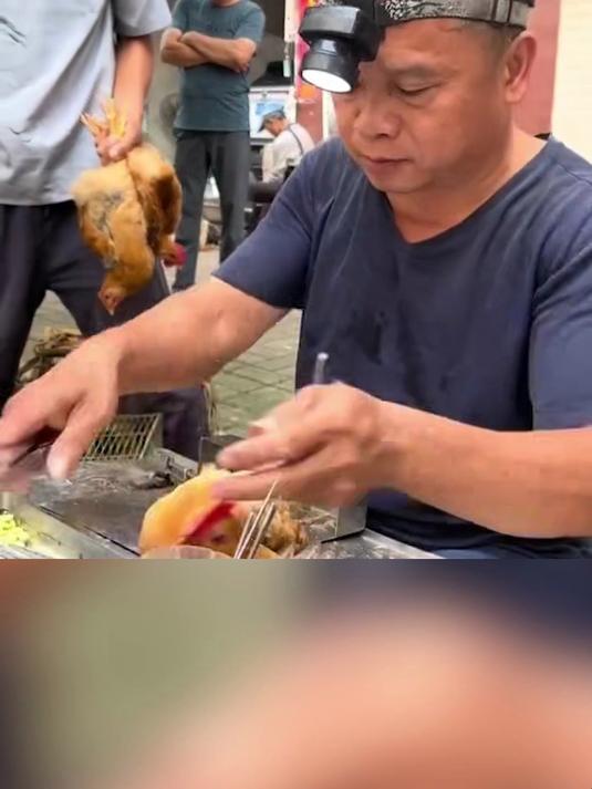 阉鸡这个技术活怕是很少见了 对于现在的饲料鸡来说好像没必要