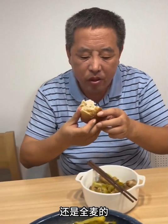 姑父送来的哈尔滨特产大列巴,黄宝狗生第一次品尝