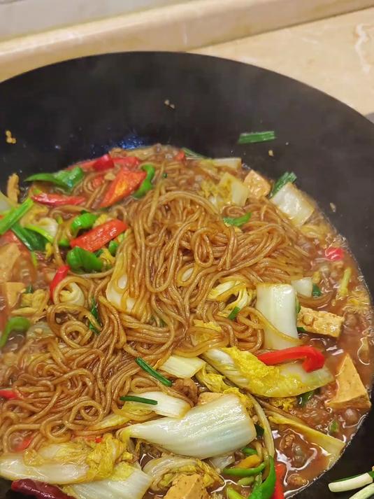 猪肉炖粉条,再放点白菜豆腐,有荤有素,真是香迷糊了