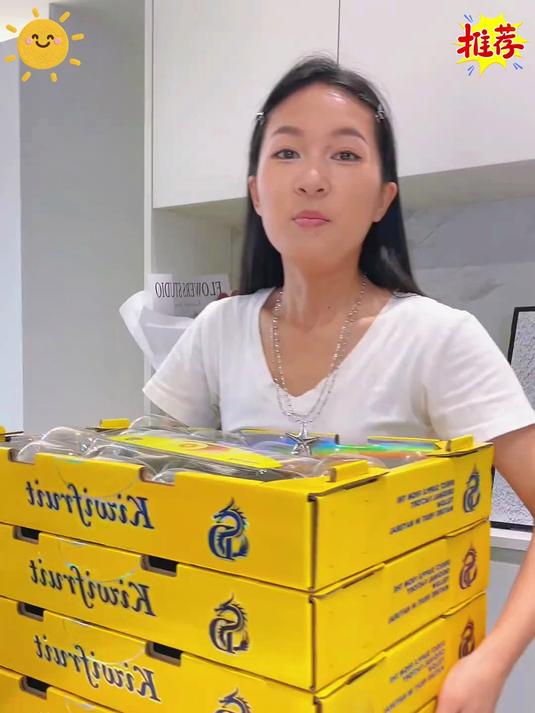 黄心猕猴桃皮薄肉厚汁水丰富维C含量高