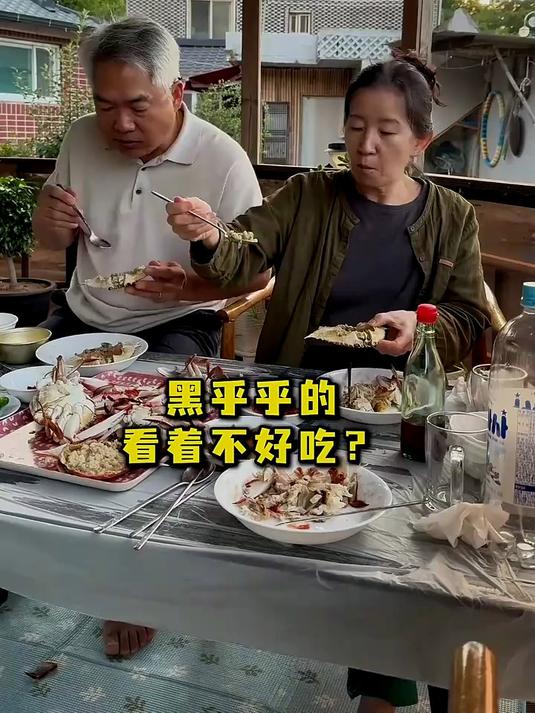 吃完蟹肉把蟹壳当容器，用蟹汁和内脏拌饭吃，老丈人说这才是精华