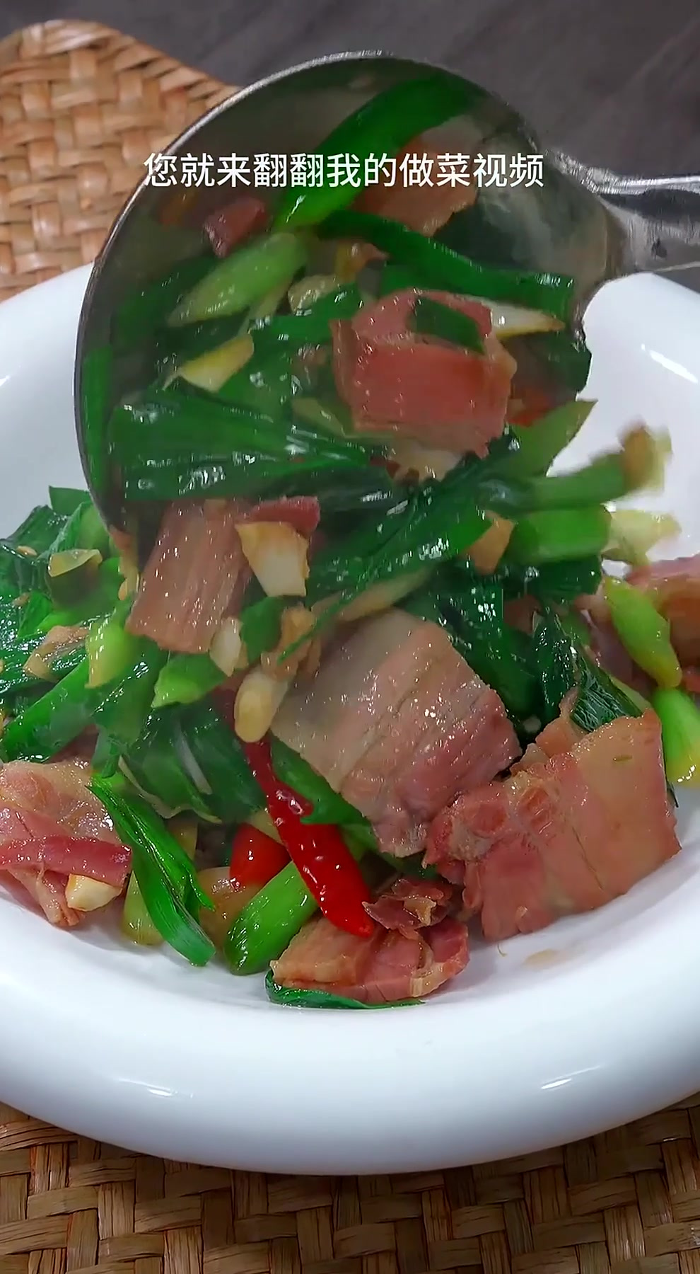 咸肉炒大蒜 简单又好吃的下酒菜，咸肉炒大蒜，做法简单，家里人