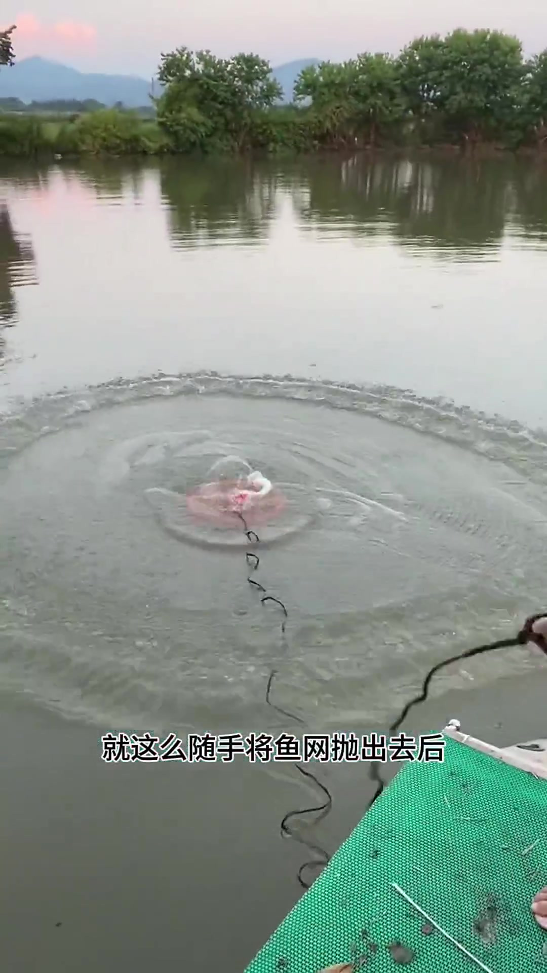 被大爷围观的捕鱼神话！这网太逆天