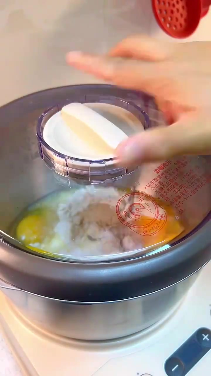 早上好早餐做了蓬松暄软的豆沙大面包，不用烤箱也能做出超好吃
